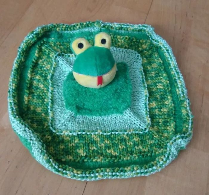 Doudou grenouille au tricot