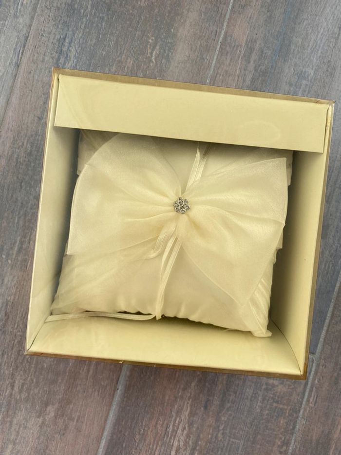 Coussin alliances sous emballage en très bon état - photo numéro 2