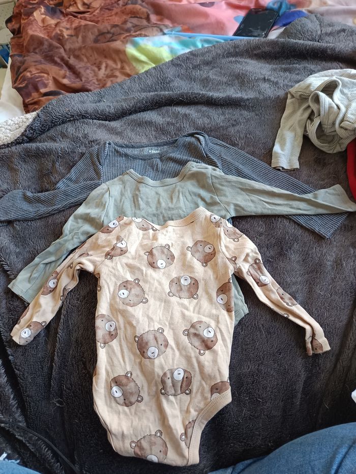 Bonjour je vends ce lot de body taille 12 mois - photo numéro 2