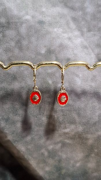 Boucles d’oreilles coquillages dorés émail rouge dormeuses
