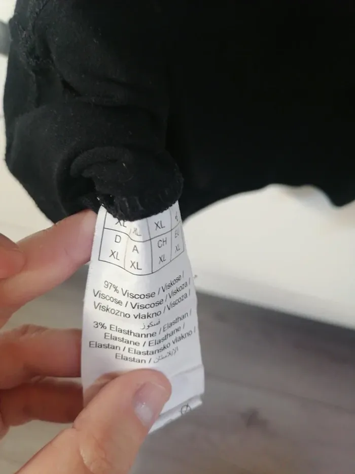 T-shirt, haut noir col v 42 - photo numéro 4