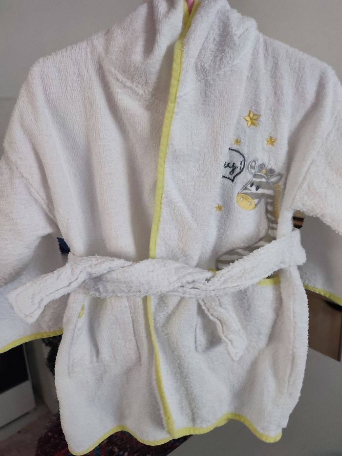 #kytieaccessoire0moisgarcon. Peignoir de bain et un body manches courtes taille 0/3 mois - photo numéro 3