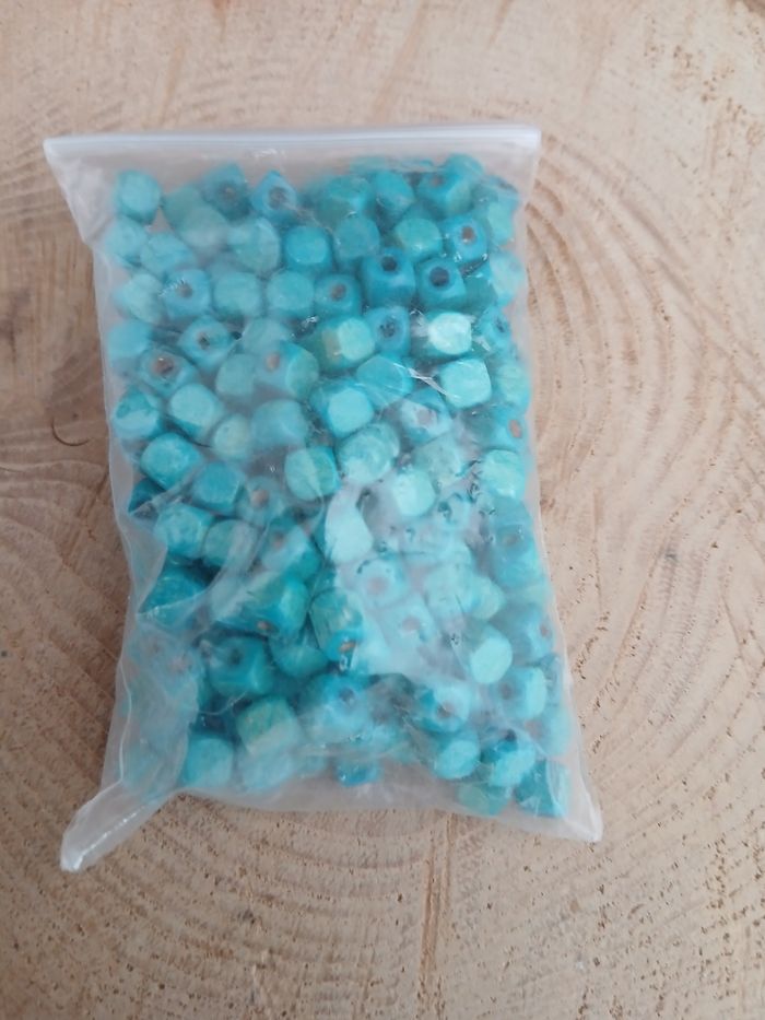 Sachet de perles en bois cube bleu - photo numéro 2