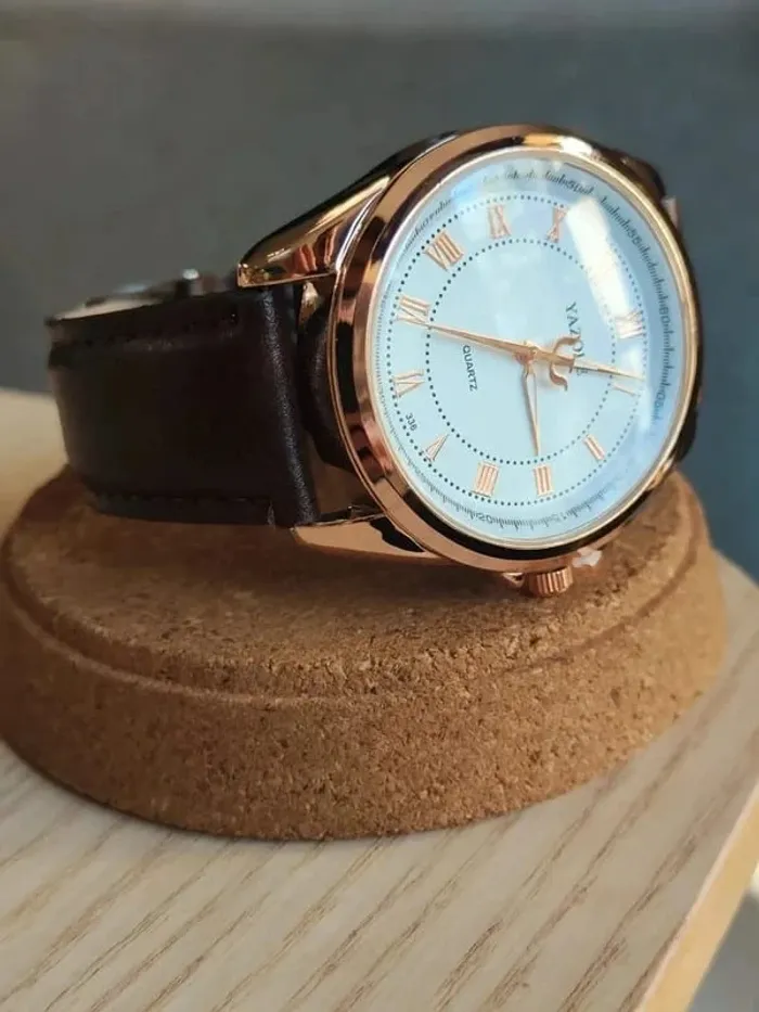 Montre large, dorée, marron, style empereur