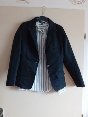 Veste de tailleur noir et son chemisier rayé