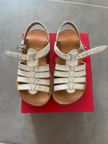 Sandales pom d’api taille 25