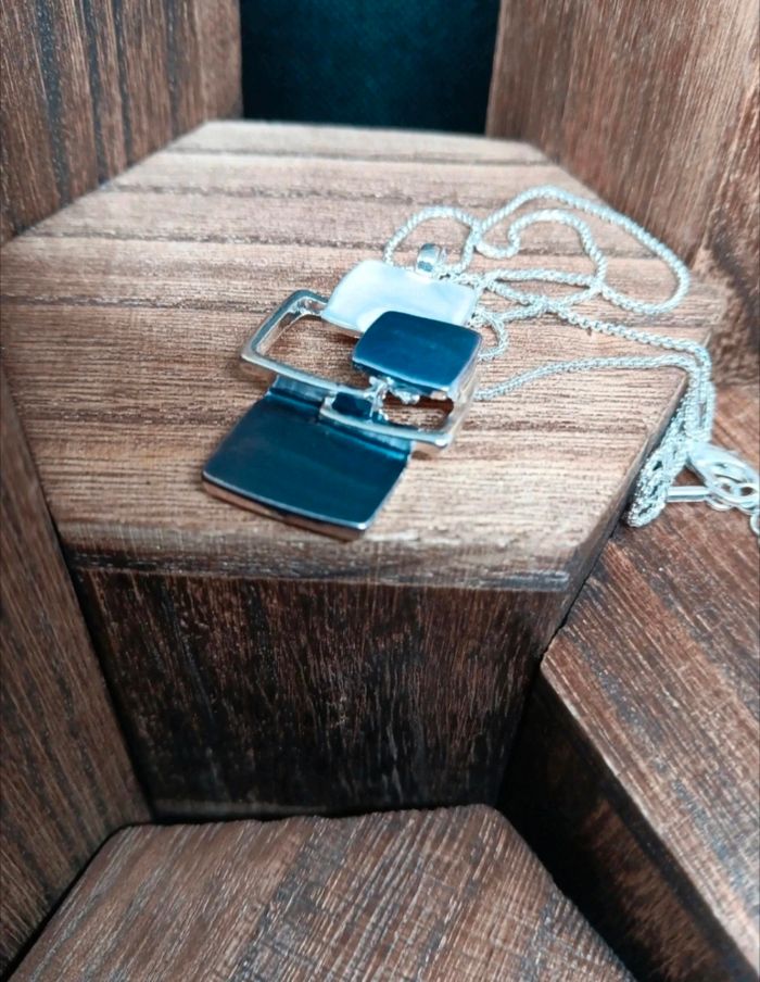 Collier Femme Élégant en Métal avec Pendentif Émaillé – Bijou Chic & Tendance
- photo numéro 7