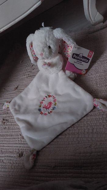 Doudou lapin mouchoir Pommette