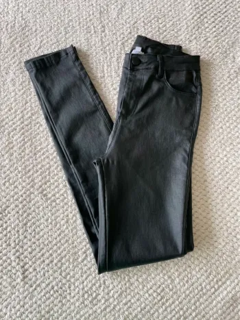 #Pantalon noir huilé 🍀