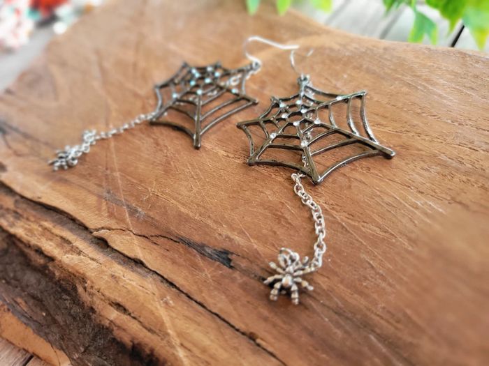 Boucles d'oreilles fantaisies toile d'araignée et sa toile