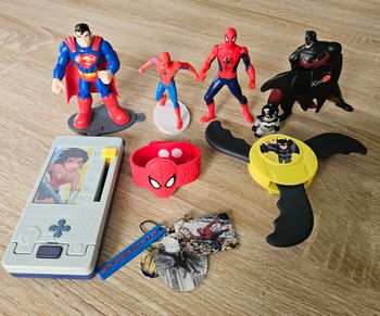 Lot figurines et accessoires univers COMICS