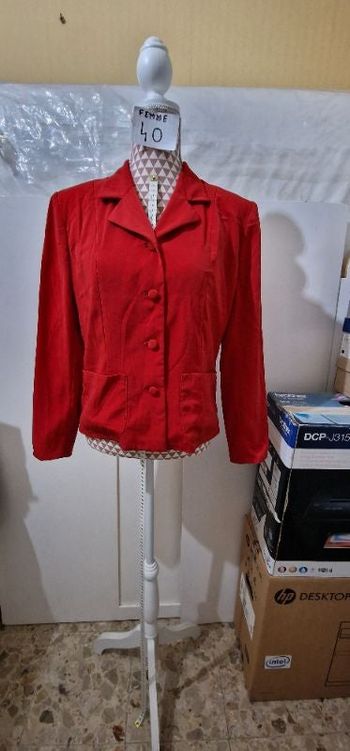 Veste, rouge, en très très bon état, en polyester, longueur 54cm, largeur d'épaule 41cm