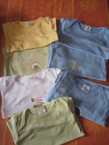 Lot de 7 BODYS (manches longues) en taille 6 mois