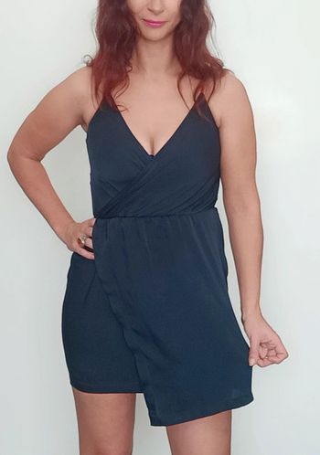 Mini robe satin décolleté et asymétrique 36