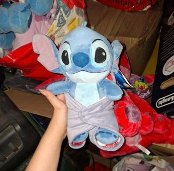 Peluche Stitch dans sa couverture