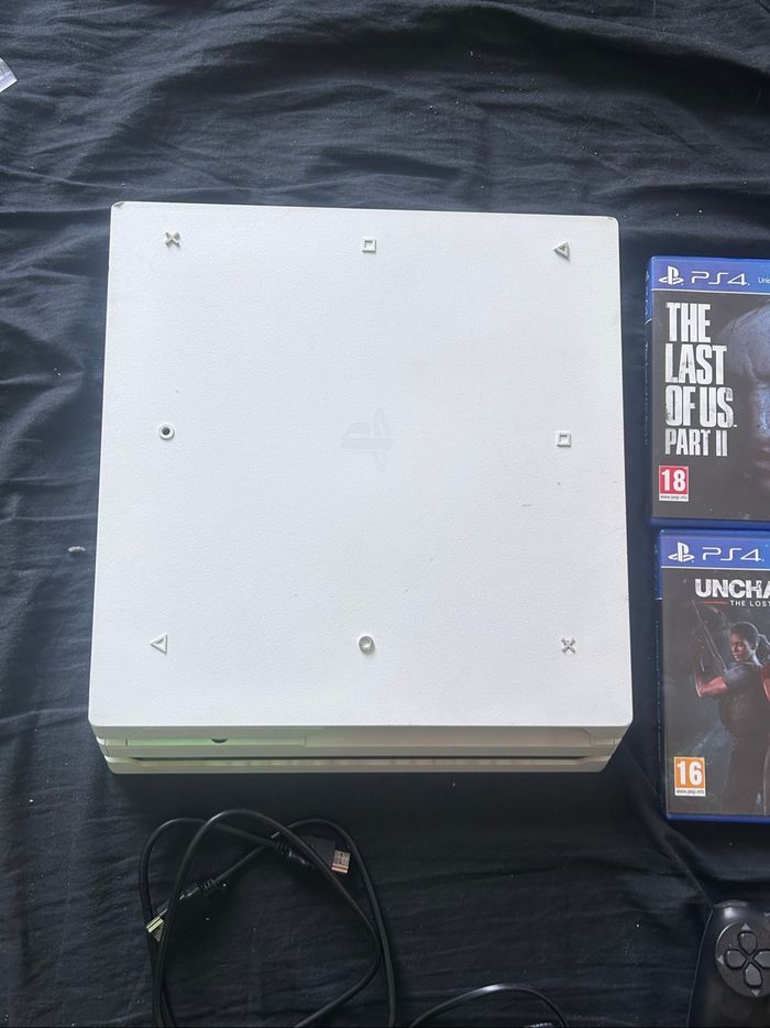 Ps4 Slim 1To + 2 manettes neuves + 4 jeux en excellent état - photo numéro 2
