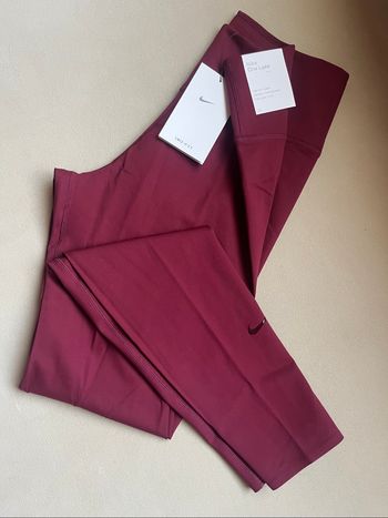 Legging Nike  pour femme .Neuf avec étiquette et emballage.