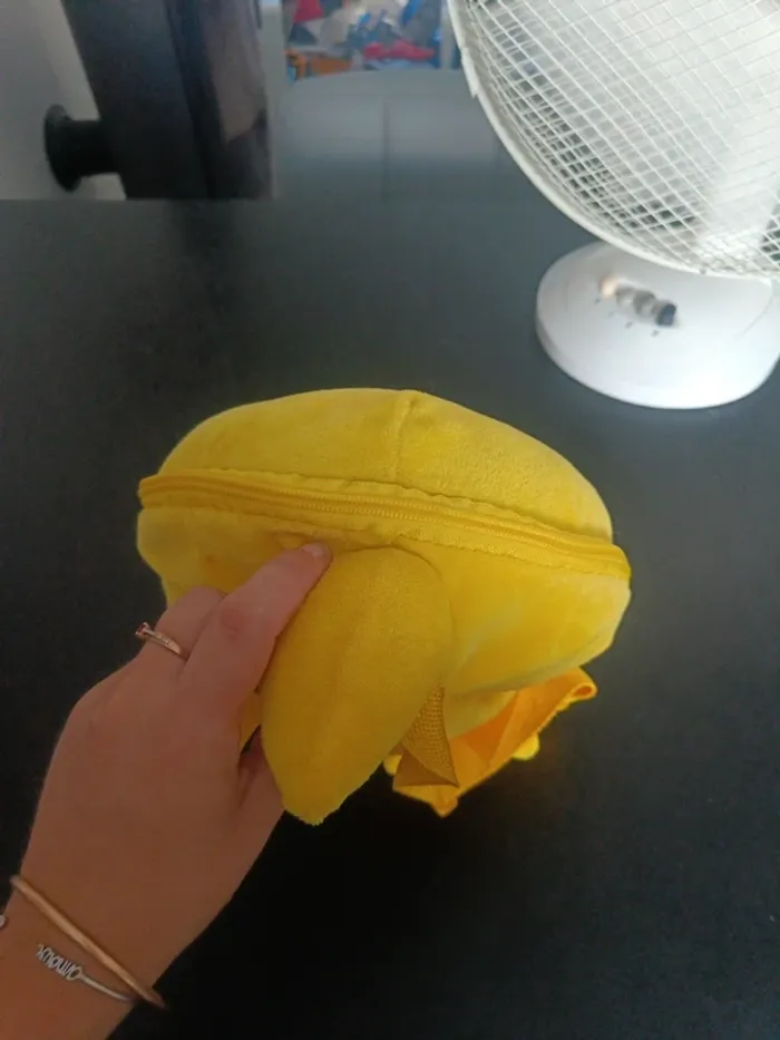 Sac a dos baby shark jaune en tres bon etat - photo numéro 4