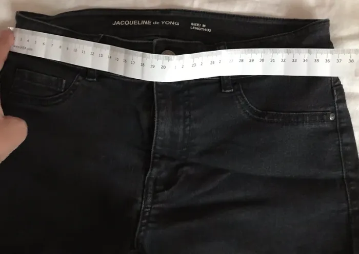 # Joli Jeans noir, taille M, Jacqueline de yong#