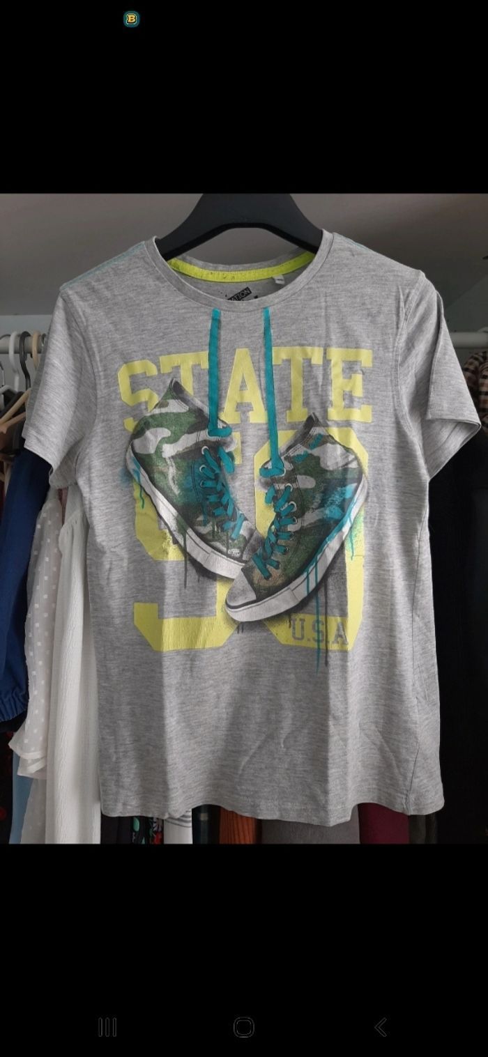 T-shirt gris à motifs