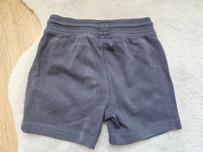 Short court gris et bleu avec impression Kiabi 5 ans - photo numéro 4