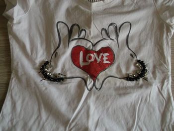 Tee shirt MONTE CERVINO blanc décos coeur, strass et perles taille L TBE