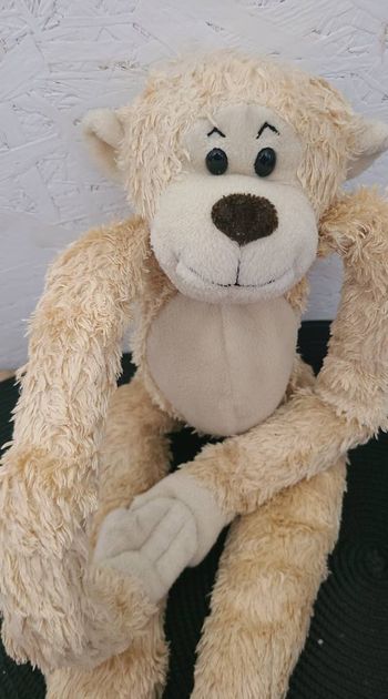 Peluche singe beige longues jambes bras