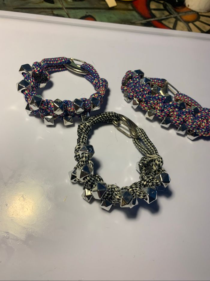 3 bracelets tissus et perles argentées