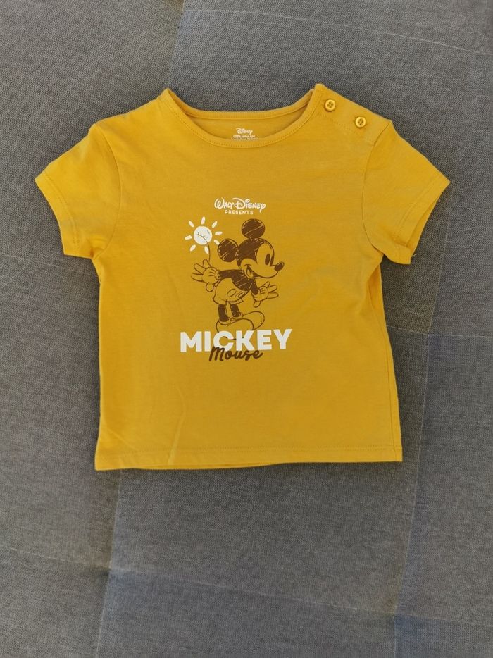 T-shirt moutarde Mickey Mousse taille 12 mois nouveau