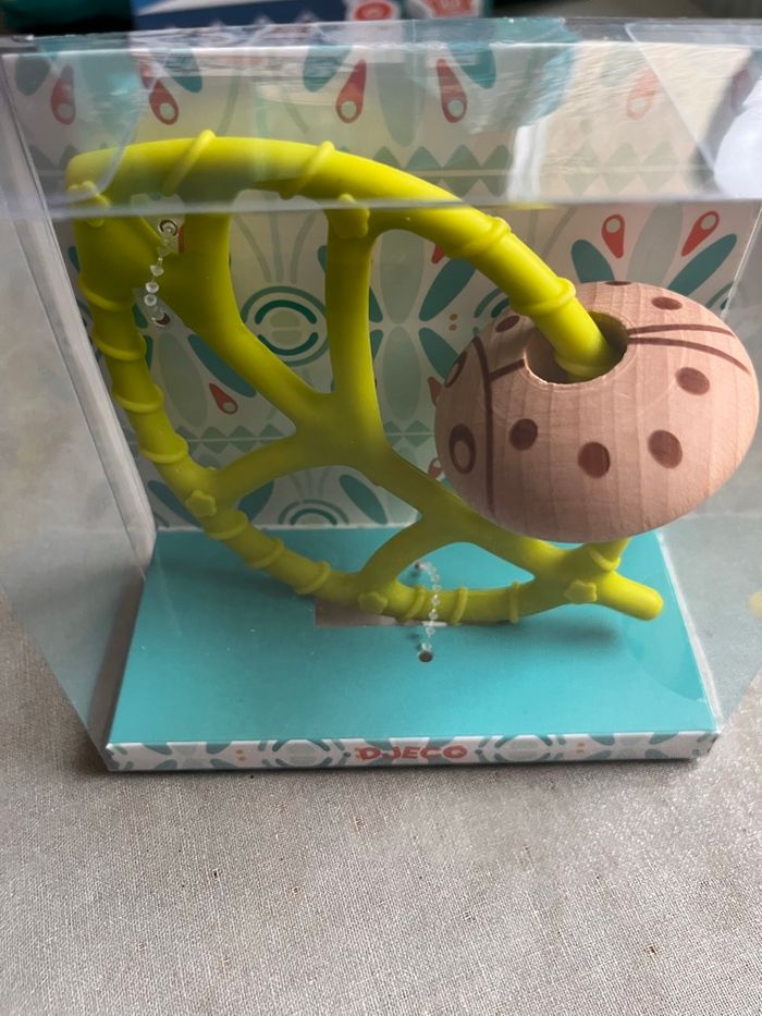 Anneau de dentition en forme de feuille en silicone et de coccinelle en bois - photo numéro 3