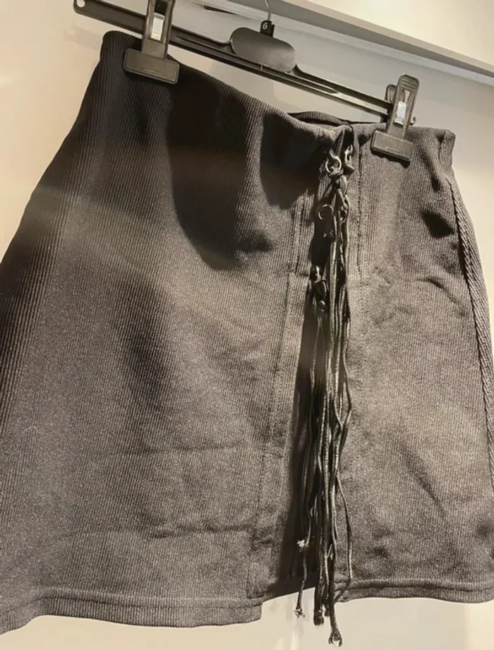 Jupe noire Morgan – taille S – détail lacets devant - photo numéro 2