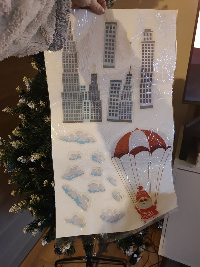 Décoration de fenêtre extérieure – Père Noël parachute & skyline🎅