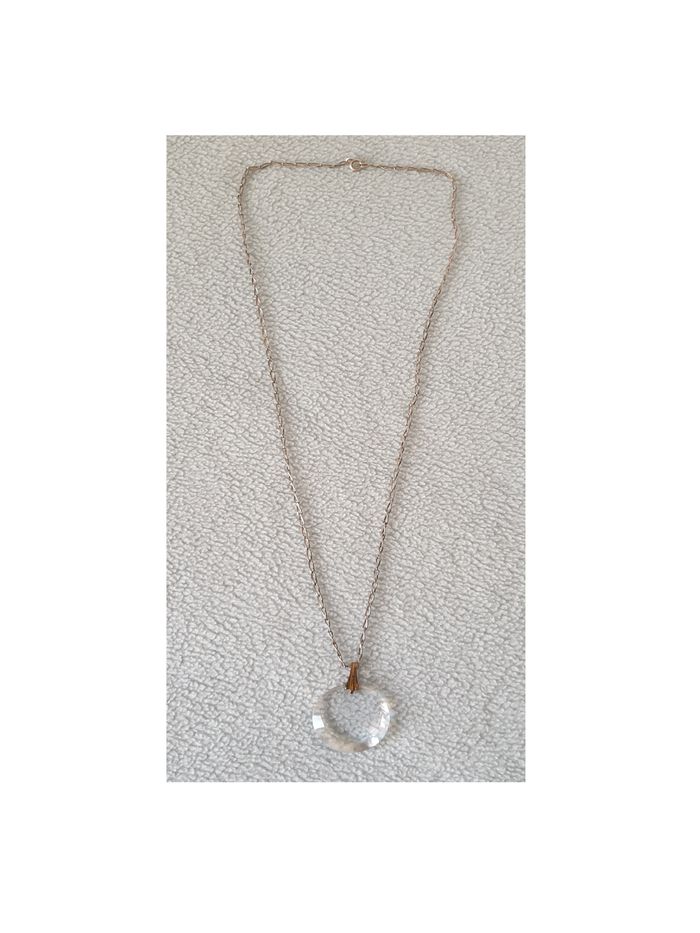 Collier avec pendentif.
