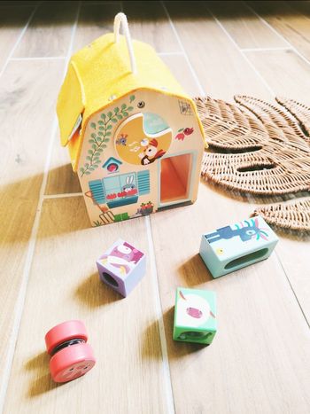 🏠Maison ferme multi activités formes sonores à encastrer en bois et feutrine marque Lilliputiens