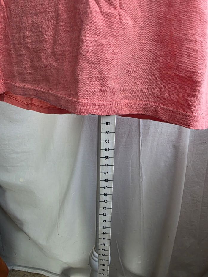 Tee-shirt,saumon,col V,ML, en très très bon état, largeur d'épaule 36cm, largeur sous bras 47cm, longueur 60cm,en coton,marque Camaïeu =5€ - photo numéro 4