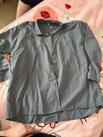 Chemise grise à perle