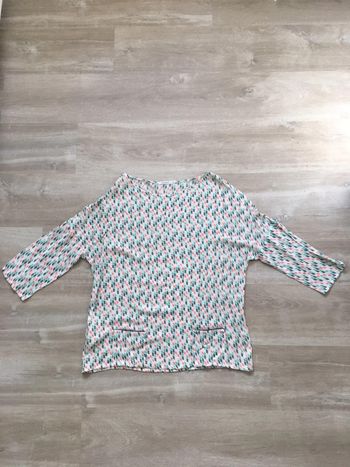 Blouse manches 3/4 « Promod » blanc cassé avec motifs bleu marine, roses et verts pâles taille 40
