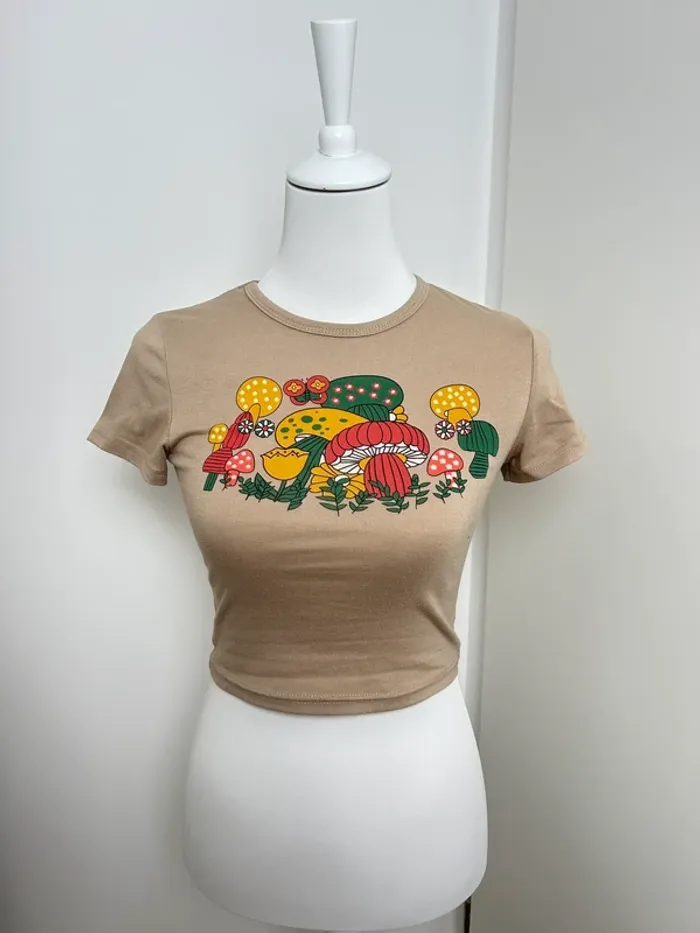 T-shirt beige court imprimé champignons colorés taille S