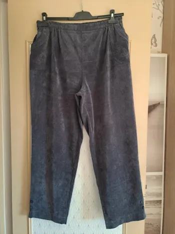 Pantalon femme velours gris comme neuf jolis dessins T6 =46