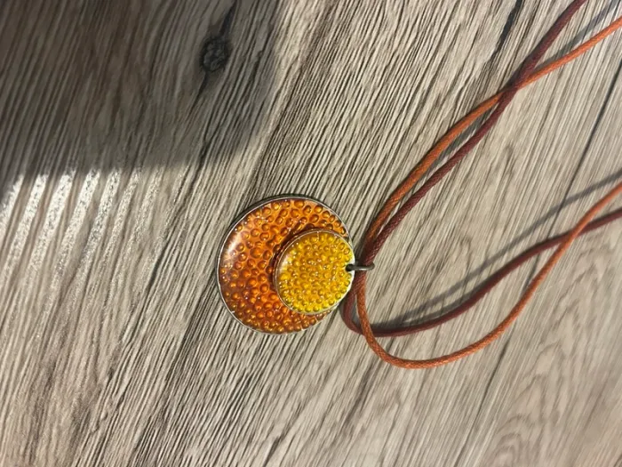 Collier avec pendentif rond orange - photo numéro 4