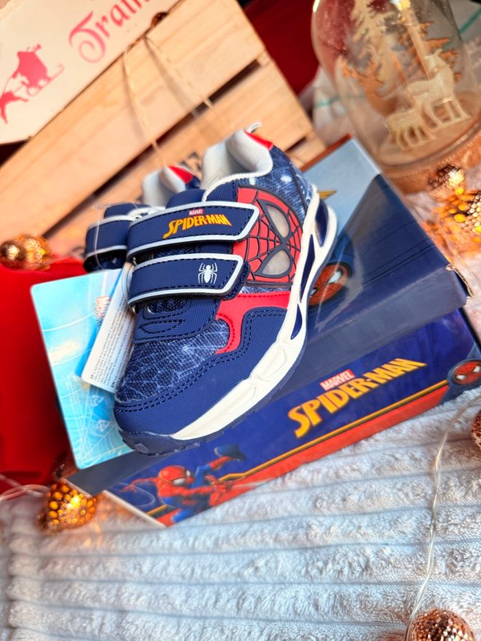 Basket Spiderman lumineux intense - photo numéro 2