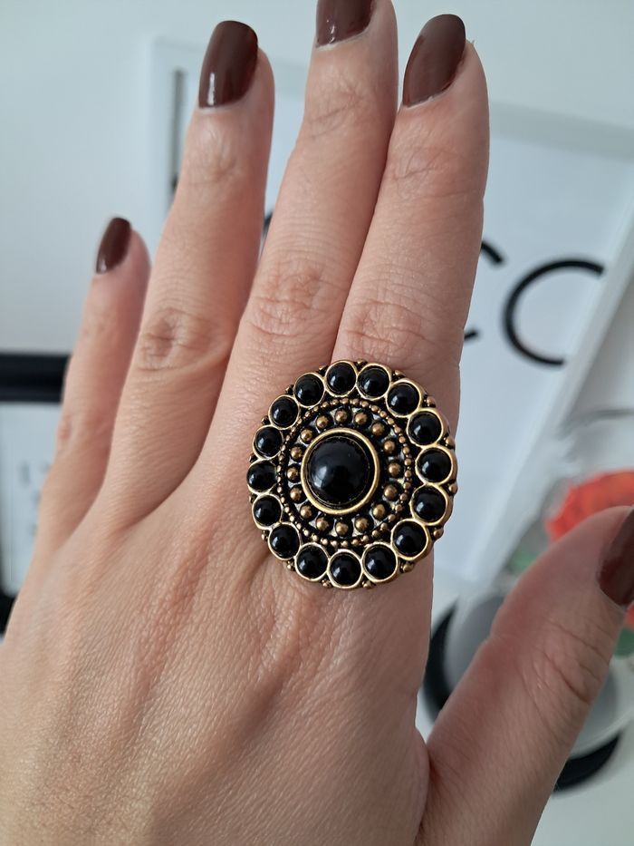 Bague noire et dorée - photo numéro 2