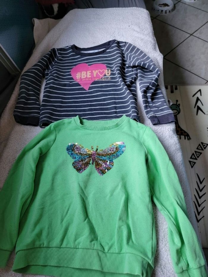 Lot de 4 pulls dont un cache cœur fille 5 ans