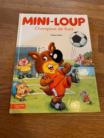 Livre Mini Loup champion de foot Numéro 7