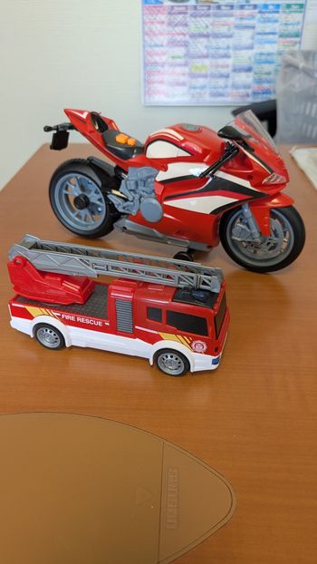 Moto + camion de pompiers
