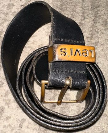 Ceinture Levi’s noire en cuir – style vintage / usé