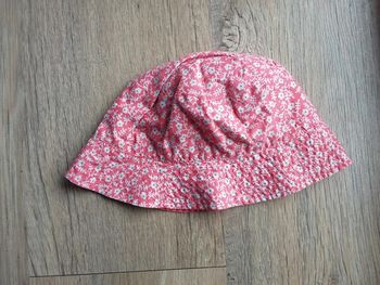 Tres joli chapeau fleuri vertbaudet 18 mois