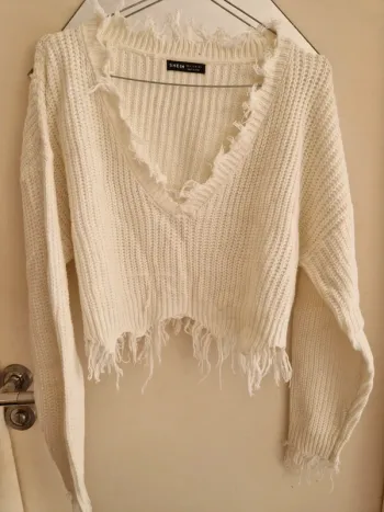 Pull col v blanc court déchiré