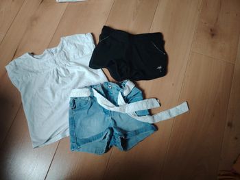 Ensemble 2 shorts + 1 t-shirt 2ans