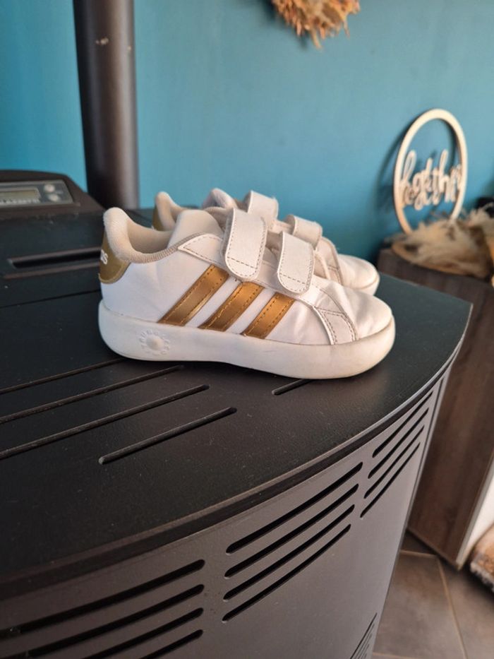 Baskets Adidas blanches et dorées taille 26 - photo numéro 2
